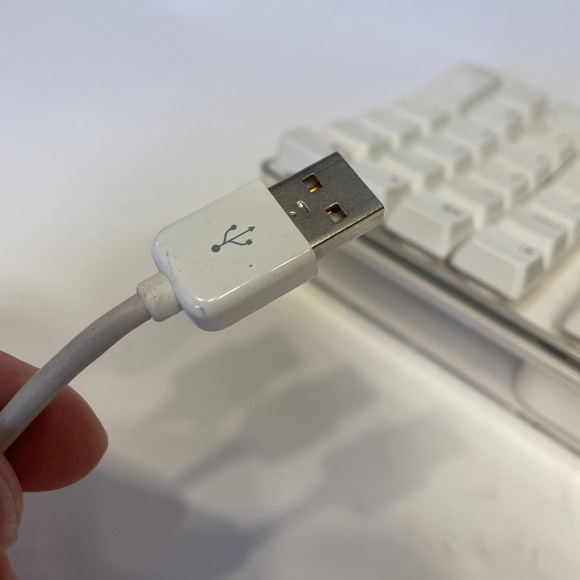 Apple A1048 USB Wired Keyboard w/ 2 USB Ports TESTED - Picture 7 of 7